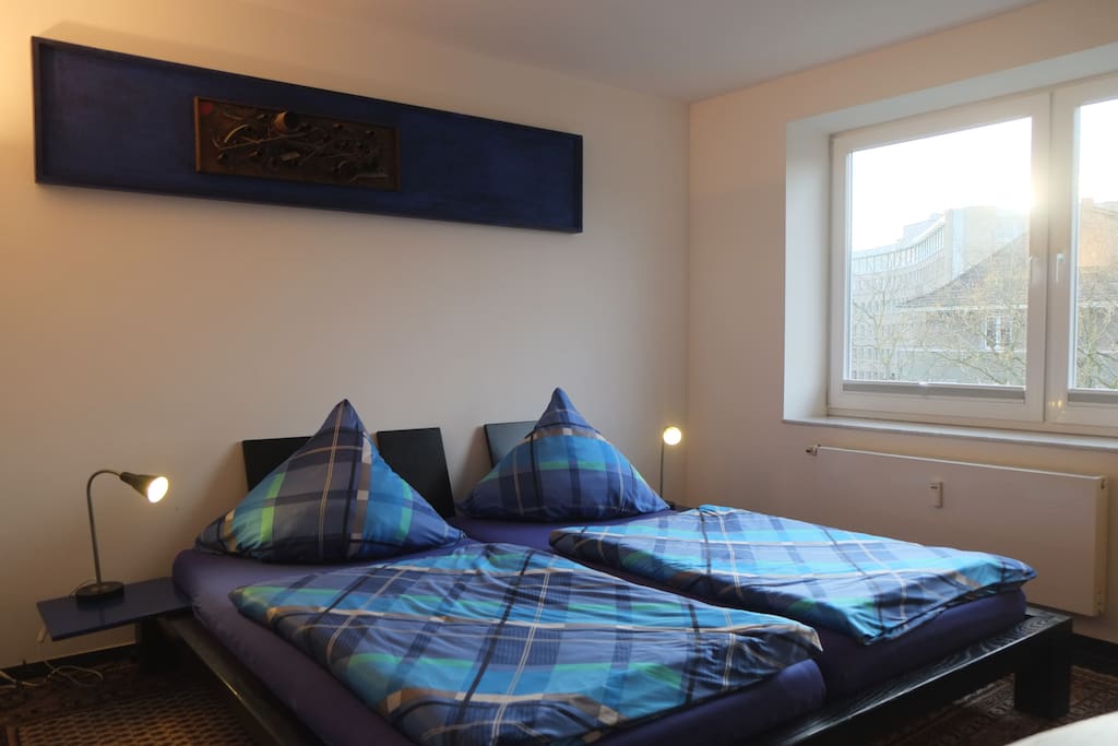 großes Doppelbett mit 2 Matratzen je 100 * 200 cm
