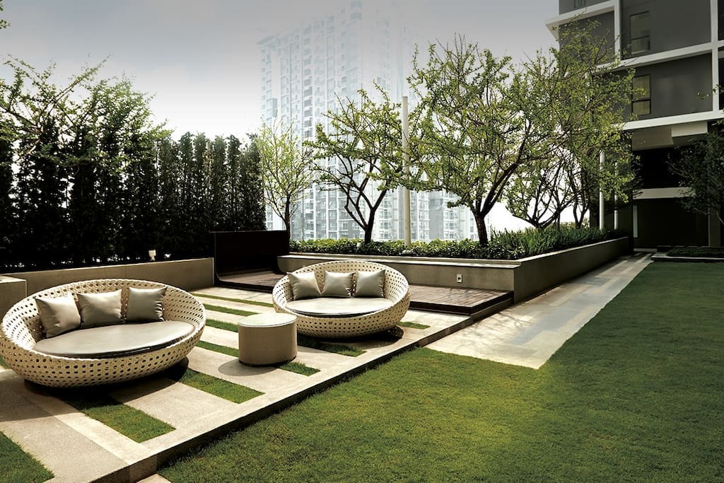 Sky garden with running path at 6th floor