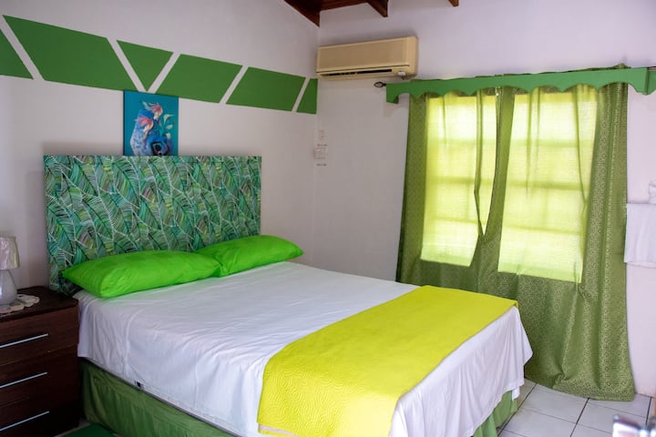 Spálňa č.2. Manželská posteľ, ale izba môže mať ďalšiu samostatnú posteľ