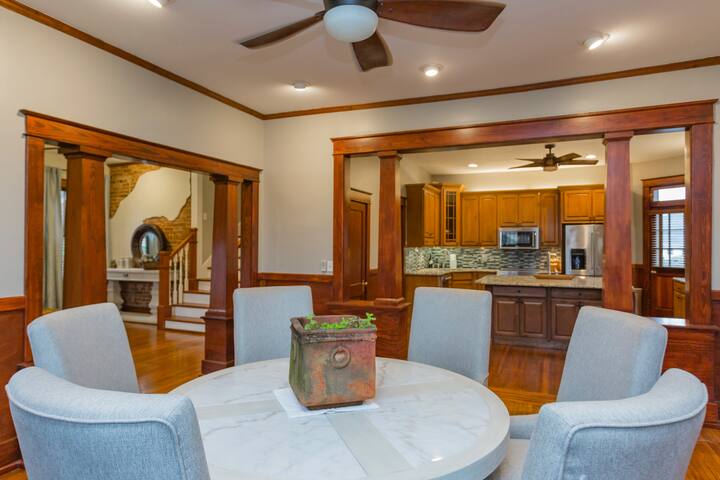 4 bedroom Near Downtown Luxury walk to everything! gallery image 2