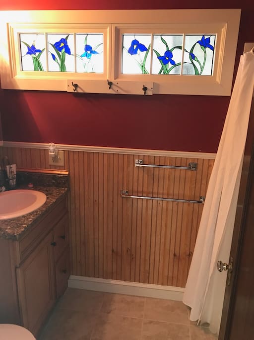 Shared bathroom, shower/tub