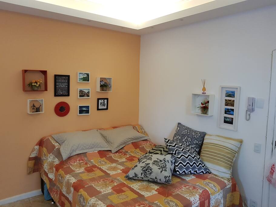 Cama de casal king, de molas ensacadas, super nova. Destaque nos comentários dos hóspedes que já passaram por aqui.