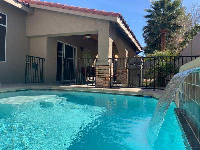 HEATED POOL and Vaulted Ceilings gallery image 2