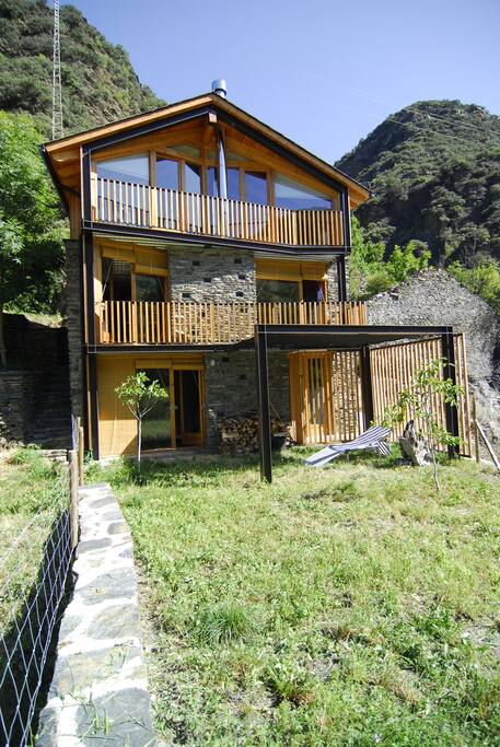 Fachada principal casa+jardín