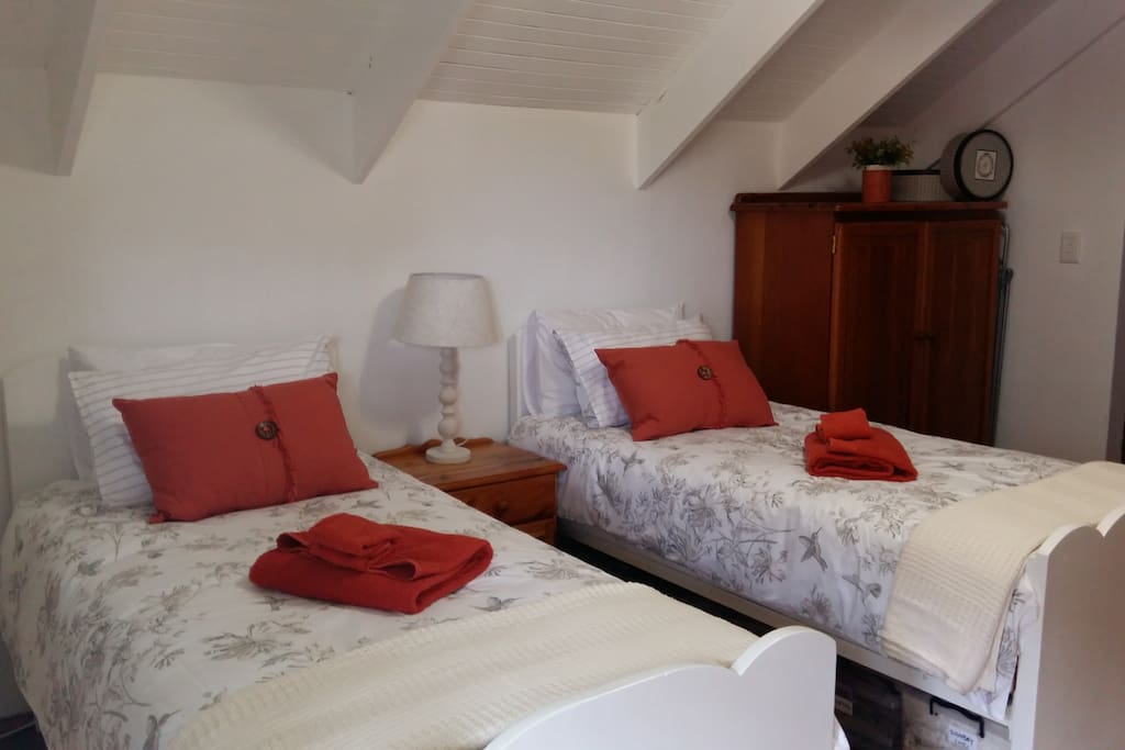 Comfortable beds with 100% cotton linen.