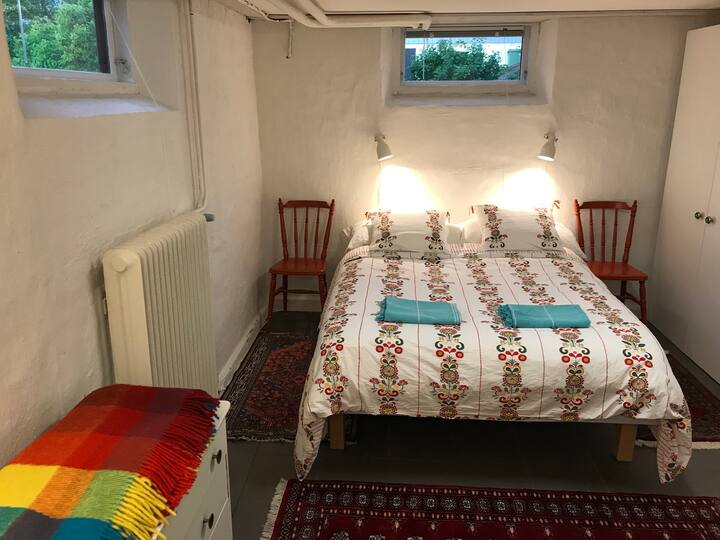 ห้องนอนพร้อมเตียงขนาด 140 ซม.