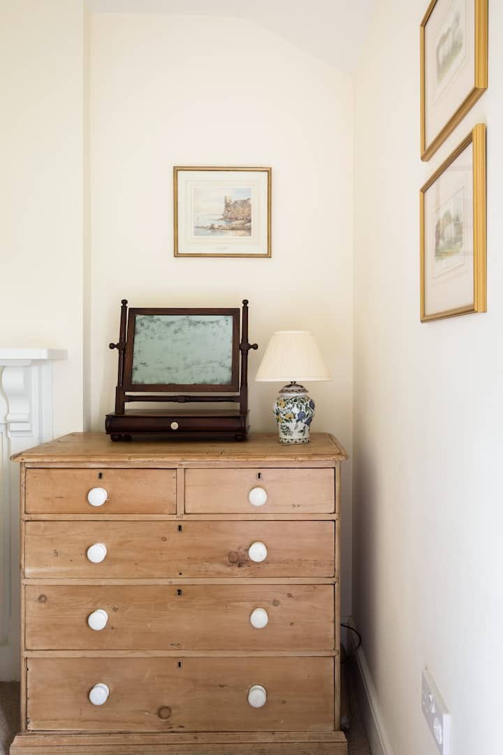 Sušilo za kosu nalazi se u gornjoj ladici!