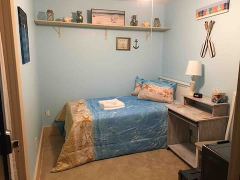 Beach-Themed Room in the Heart of Concord