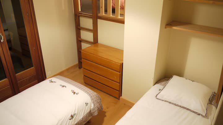 Dormitorio con 2 camas individuales y altillo 2 camas individuales, acceso a la escalera (para niños mayores de 12 años)