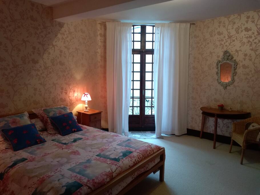 Chambre 1er étage sur rue