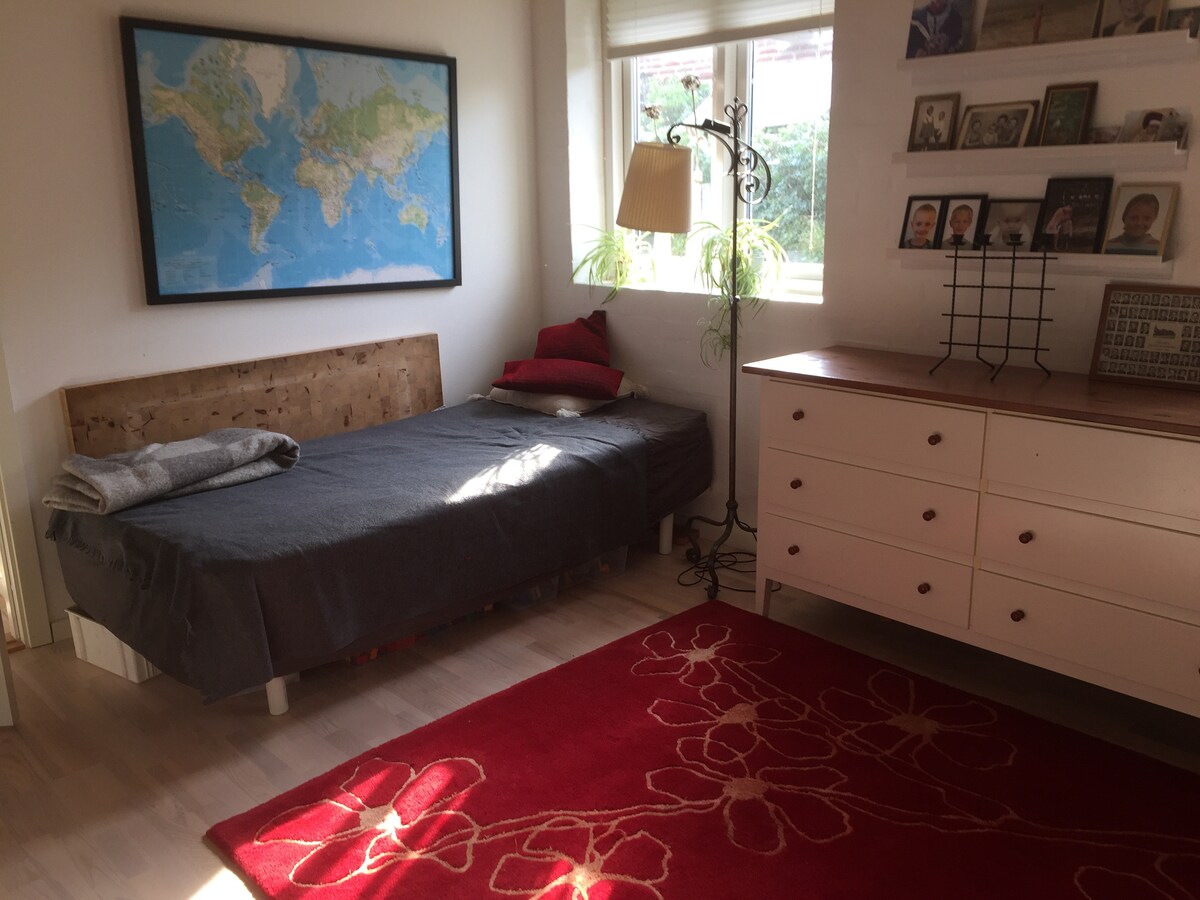 værelse med bred seng