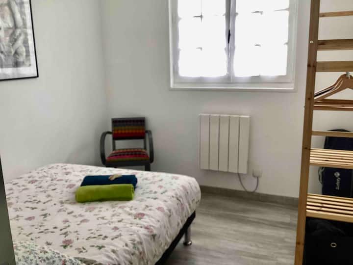 Zimmer Bett 2 Personen Bett 140 mit Blick auf Grün