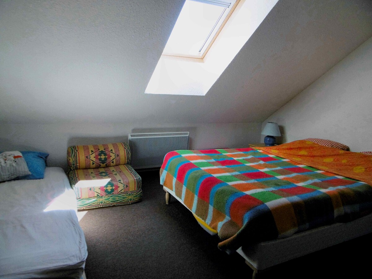 ห้องนอนพร้อมเตียงคู่ 1 หลังและเตียงเด็ก 1 หลัง