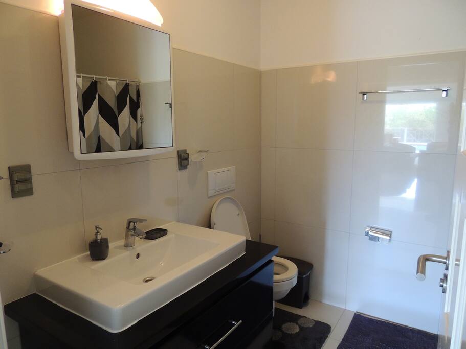 Uw badkamer met warm water in de douche.
