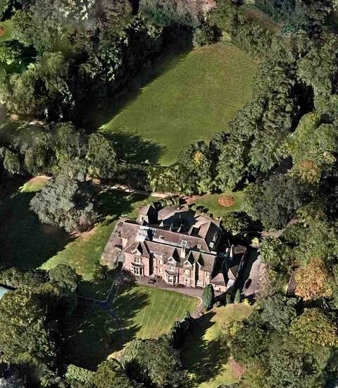 Entire Mansion 14 en suite bedrooms sleeps 34