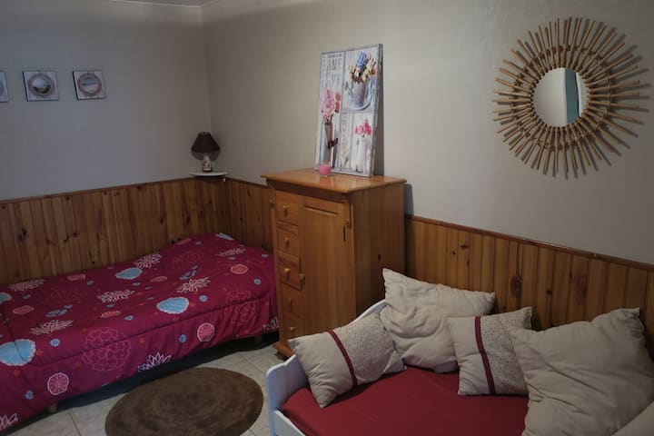 chambre 2
  lit 2 personnes + lit cigogne 90 +90