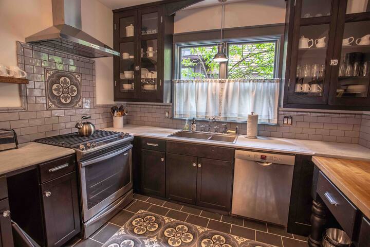 Spacious South Wedge Full House – Hamilton House gallery image 4