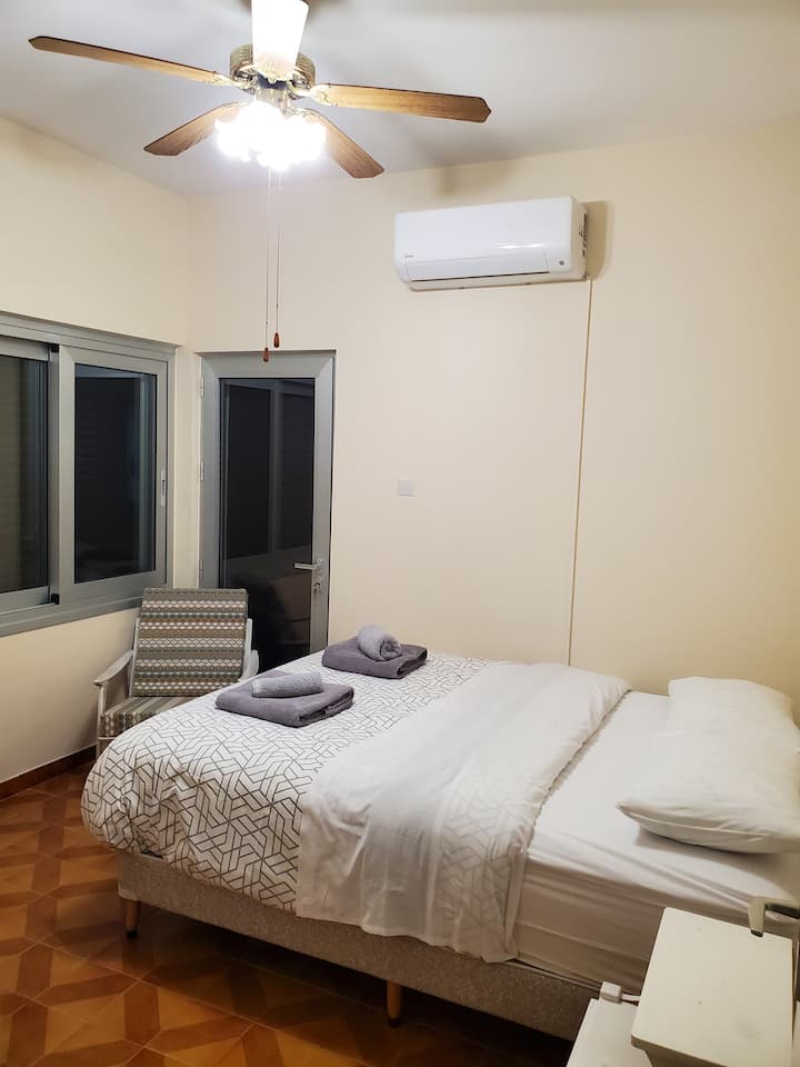 Habitación número dos, cama doble, mesita de noche y mucho área de almacenamiento. Acceso al área del balcón de la cocina. 