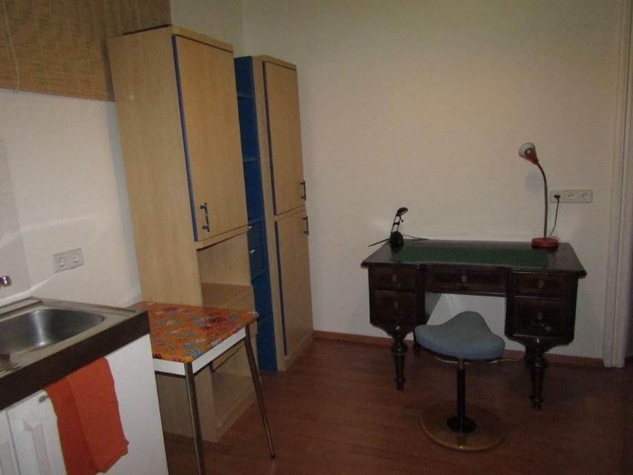 Room_Desk