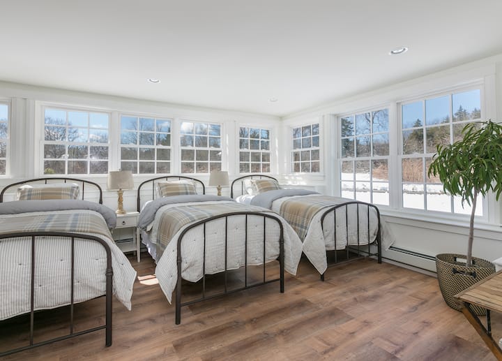 Chumba cha ajabu cha ghorofa kilicho na vitanda 5 vya pasi, Magnolia (Joanna Gaines) na matandiko ya chapa ya UGG na magodoro ya ajabu kabisa.  Madirisha yote yana vivuli na chumba kina skrini ya Samsung.