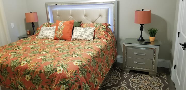 Втора главна спална соба со брачен кревет (широк 180 – 200 см) со поврзана бања со туш без праг.  50-инчен паметен телевизор со балкон со поглед кон базенот