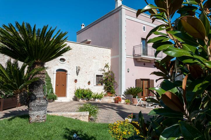 Villa in Puglia for 16 guests in eight bedrooms gallery image 3
