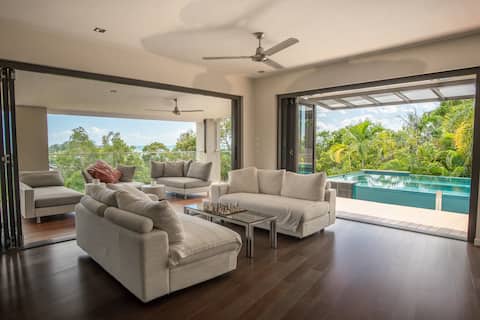 Top Airbnb: 5 Star Luxury Home with Stunning Pool ⭐️⭐️⭐️⭐️⭐️ in Trinity Beach