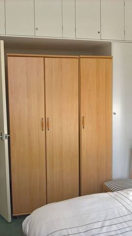 Bright, Cheerful Kensington Flat gallery image 3