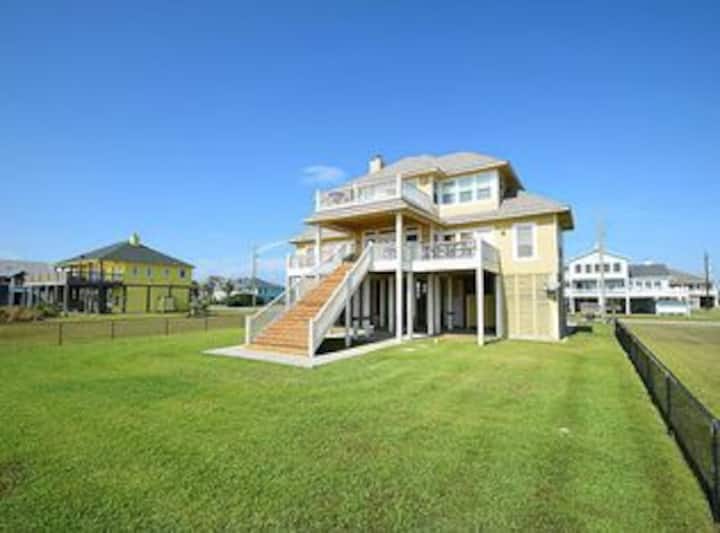 A Luxury Beachfront Cabin in Crystal Beach, Texas Houses for Rent in