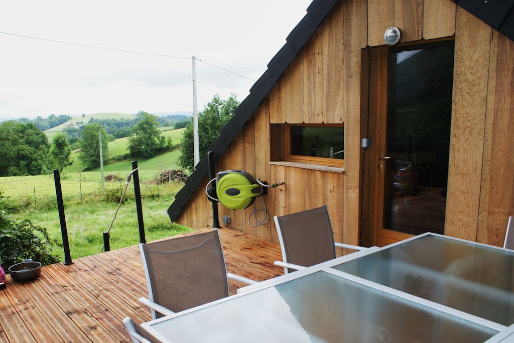photo de la terrasse donnant sur la piscine avec vue sur les Pyrénées, puis donnant sur la salle de vie (cuisine salon)
