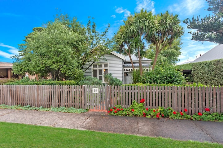 Quaint cottage in the heart of town