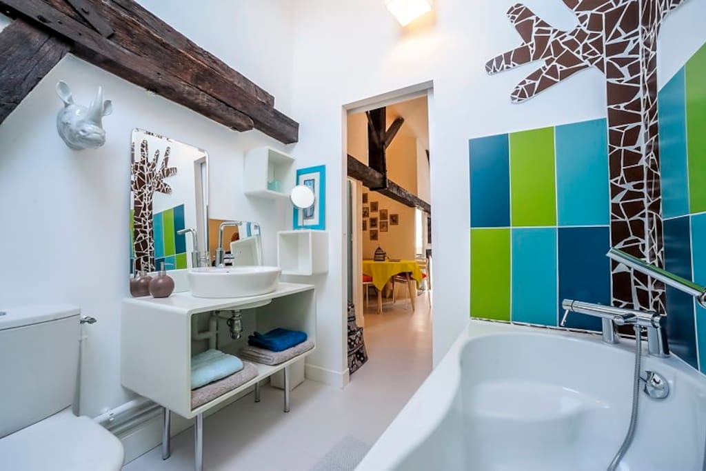 salle de bains avec wc