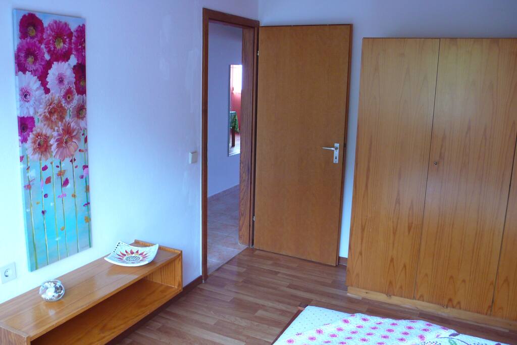 La entrada al dormitorio es muy espaciosa.
