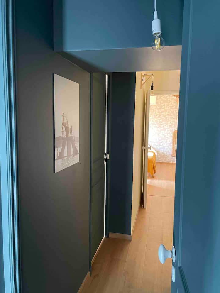 Pequeño pasillo que accede a una habitación
Hermoso tono de azul en las paredes….charme asegurado 