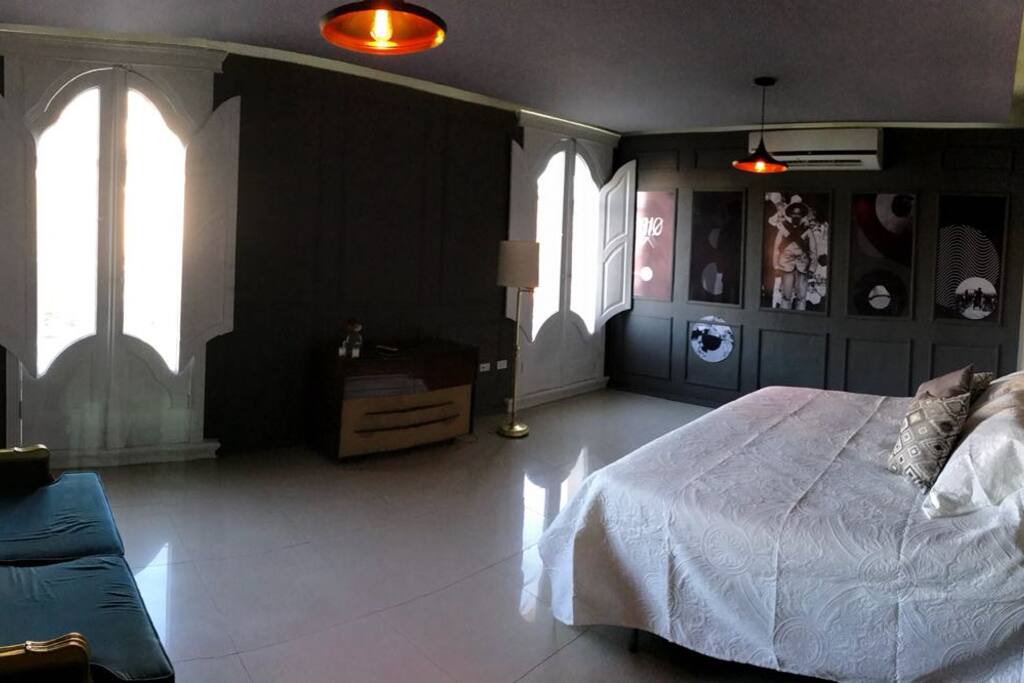 Habitación Pancho Villa. Amplia habitación con un ambiente muy especial y una vista espectacular de la majestuosa Quinta Gameros, joya de la arquitectura estilo Art Nouveau y uno de los íconos de la ciudad de Chihuahua y quien su primer morador fue precisamente Villa.