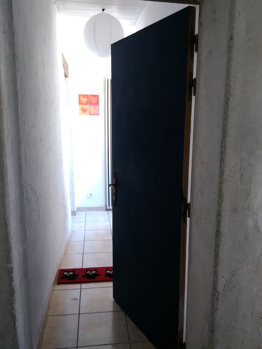 Entrée appartement. Au fond buanderie - vestiaire et lave-linge