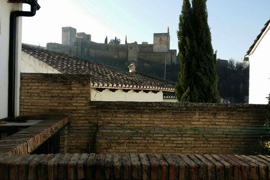 Tres belle vue sur sur l'alhambra depuis la terasse / very nice view overlooking the alhambra from the terace