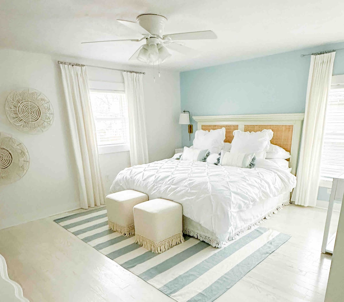 Velika, prostrana, opuštajuća,  primarna spavaća soba s bračnim krevetom i kupaonicom spojenom sa sobom! 