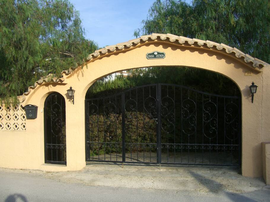 Lockable gates for cars and pedestrians