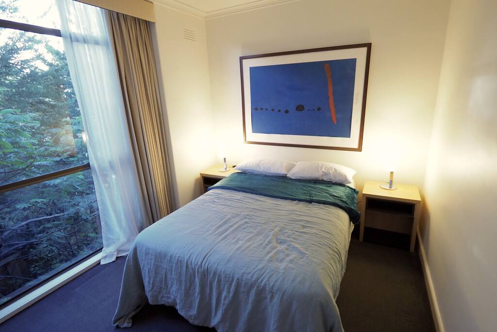 Cosy and tranquil bedroom with own bathroom. Lots of natural light with beautiful tree outlook. Total privacy.
