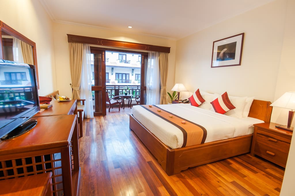 King bed with balcony