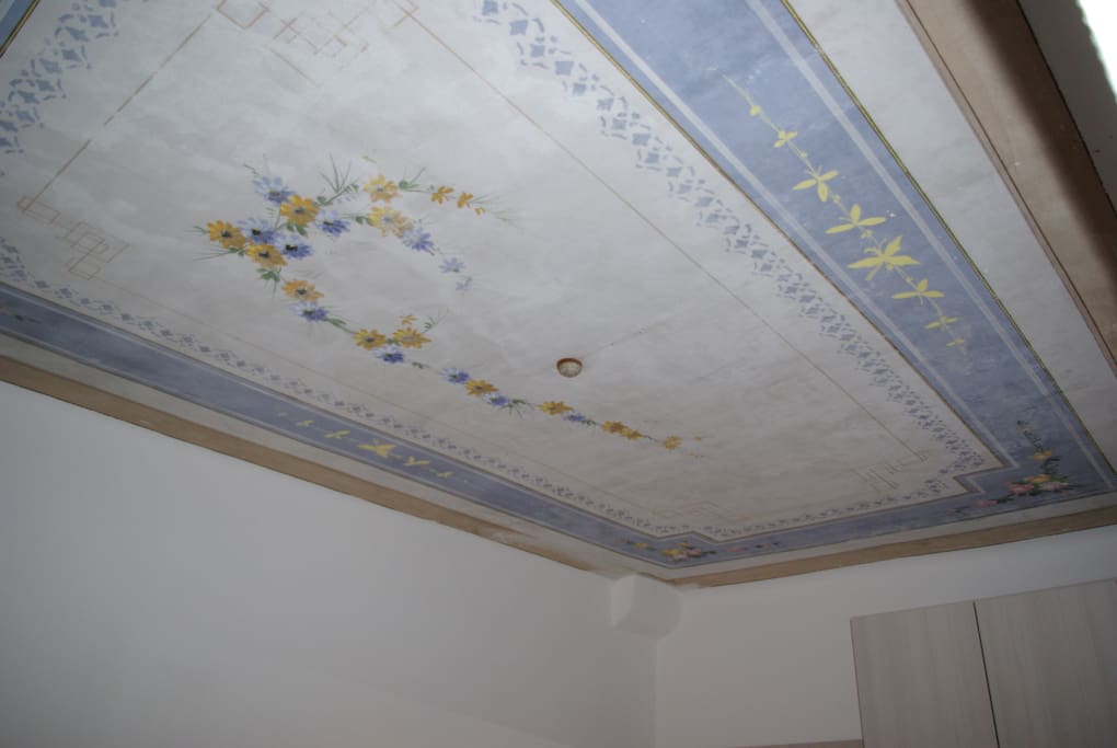 Soffitto con decorazione stile liberty