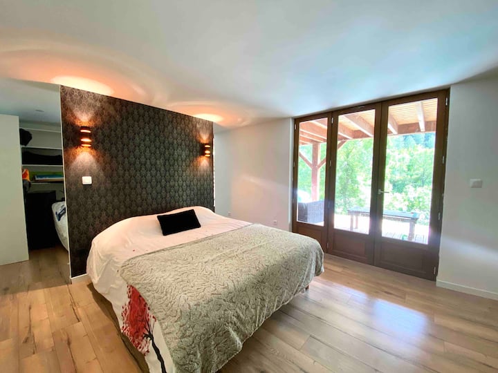 Glavni apartman s garderobom, kupaonicom i izlazom na terasu