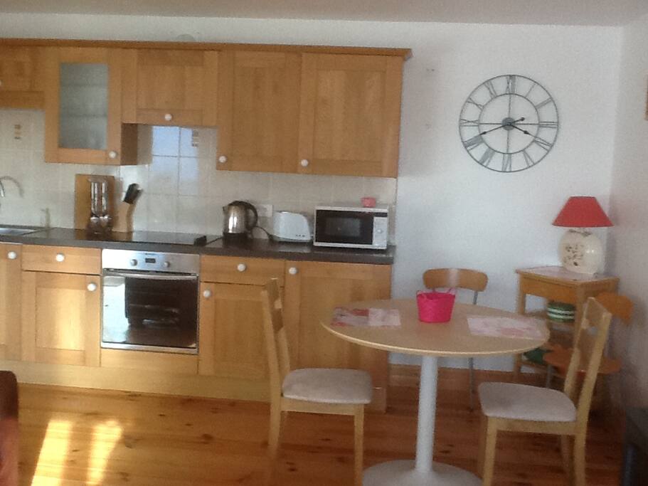 Au rez de chaussée cuisine équipée espace repas, grande pièce à vivre (30m2)