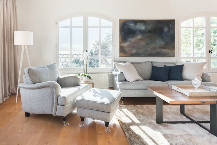 Middle floor: Living room with double door to the balcony.