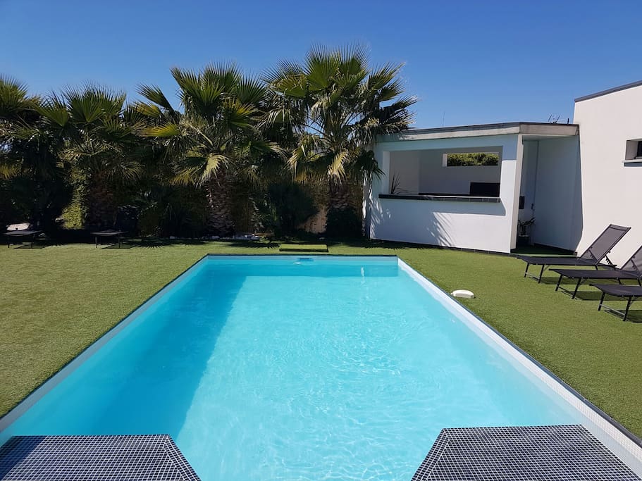 piscine ensoleillee toute la journee