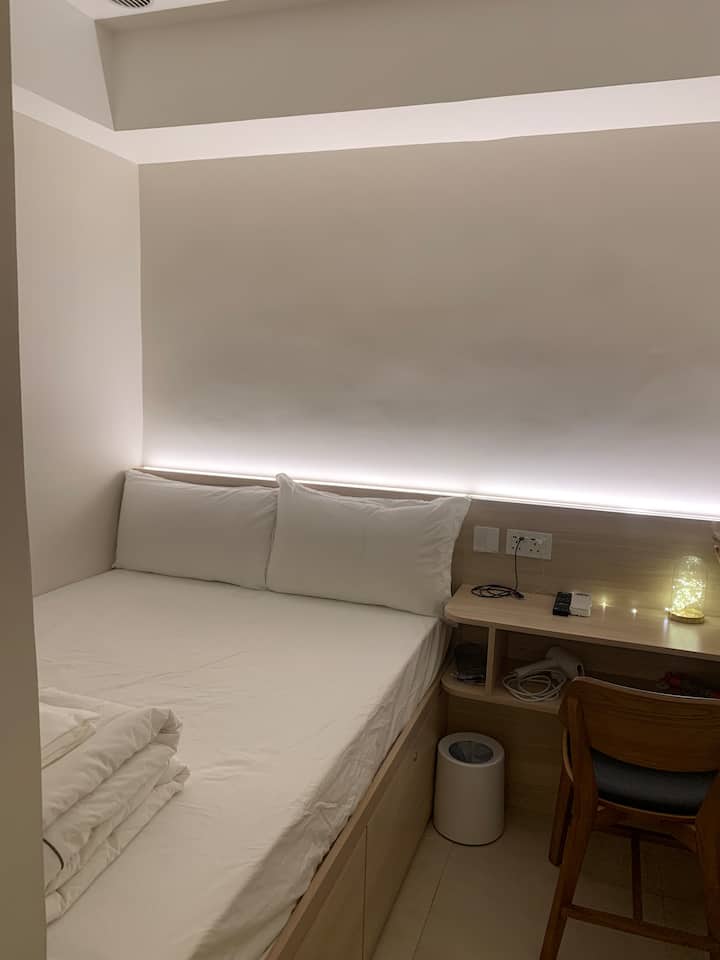 Room 03 Comfortable Queen Bed Room Apartments for Rent in Hong Kong, Kowloon, Hong Kong Airbnb