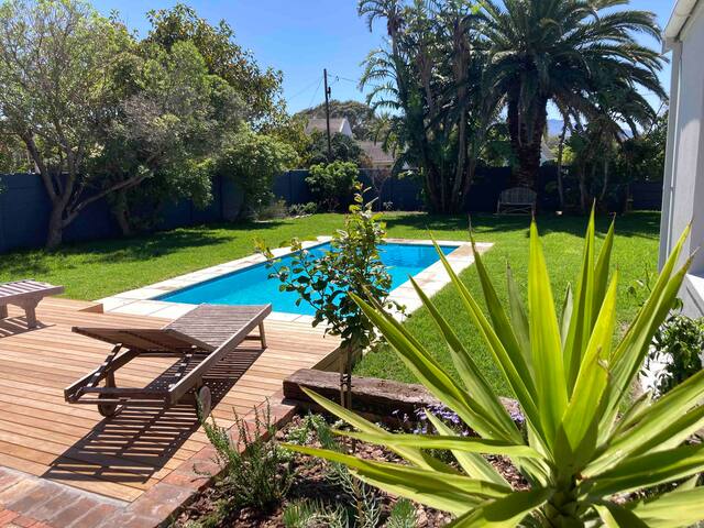 SUNBIRD COTTAGE Kommetjie, with huge garden & pool
