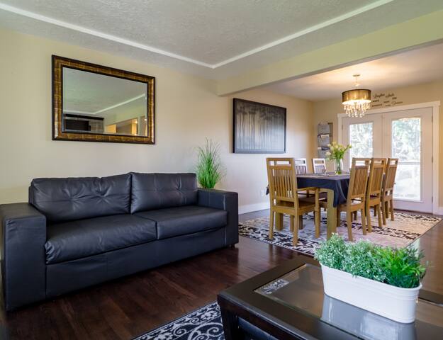 Modern Home – KING BED – 15 Minutes to Everything gallery image 5