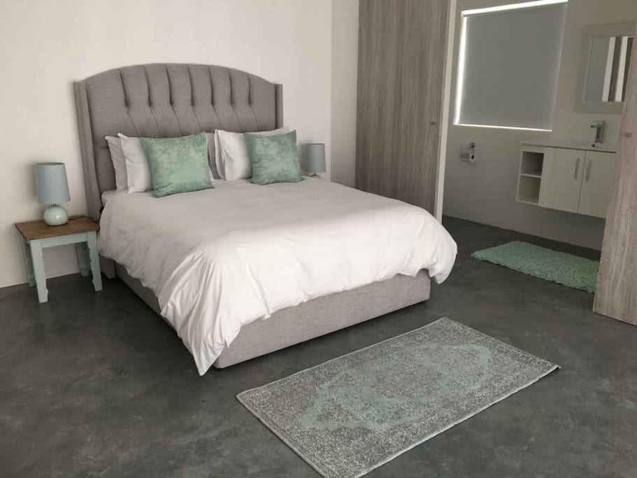 Queen bedroom 1 with en suite bathroom